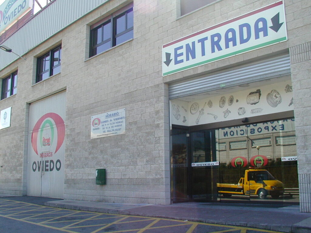 A qué hora abre Desguace Oviedo: