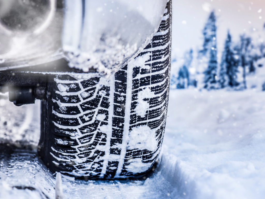 Asegura tu conducción con neumáticos de invierno en la parte trasera del coche Asegura tu conducción con neumáticos de invierno en la parte trasera del coche