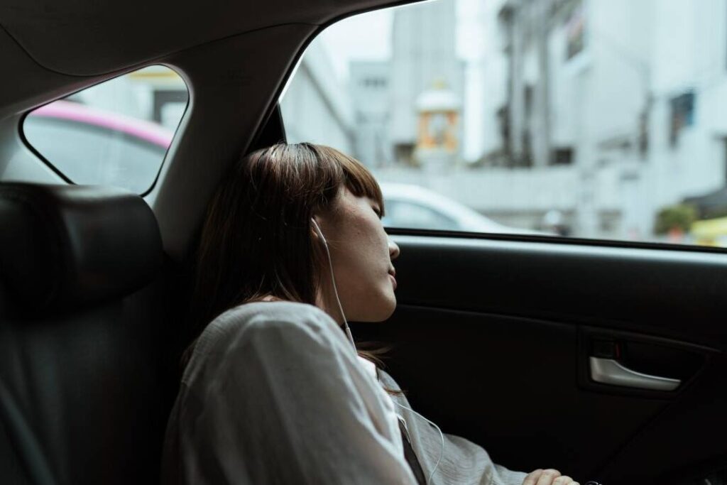 Cómo dormir cómodamente en la parte trasera del coche Cómo dormir cómodamente en la parte trasera del coche
