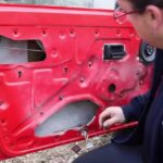 Cómo reparar las partes de la puerta delantera de un coche: Guía completa