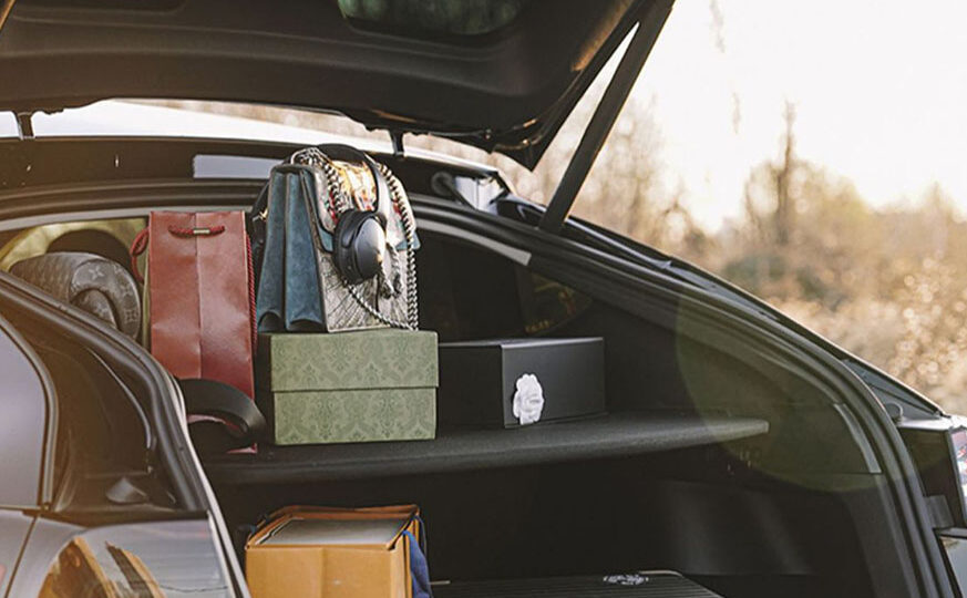 ¡Sorprendente coche con maletero retráctil en la parte trasera! ¡Sorprendente coche con maletero retráctil en la parte trasera!